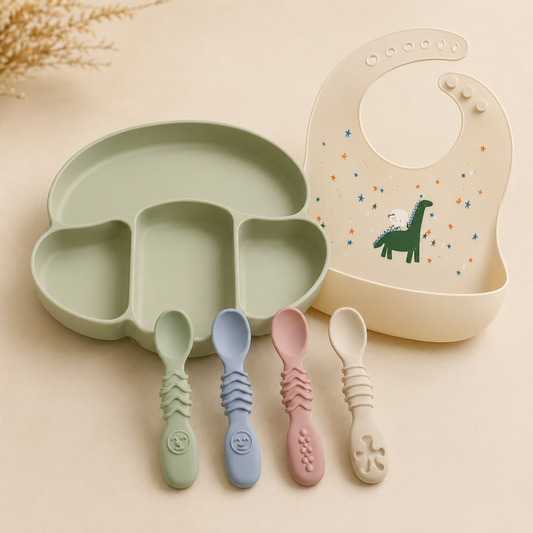 Coffret Premiers repas NOATEO — assiette compartimentée sauge, quatre cuillères et bavoir silicone motif dinosaures