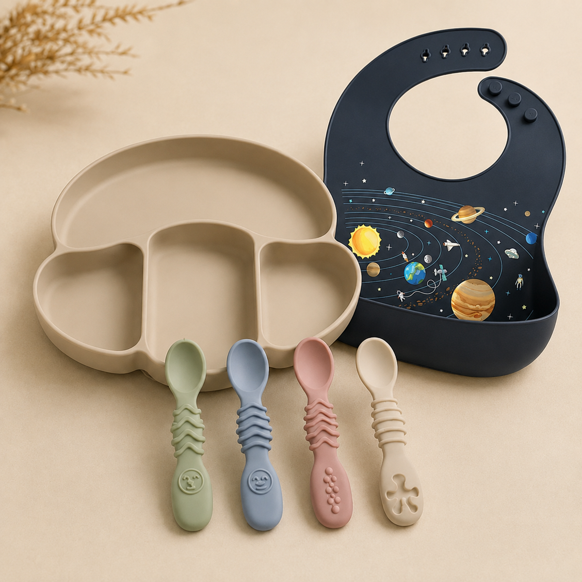 Coffret Premiers repas NOATEO — assiette compartimentée sable, quatre cuillères et bavoir silicone motif espace