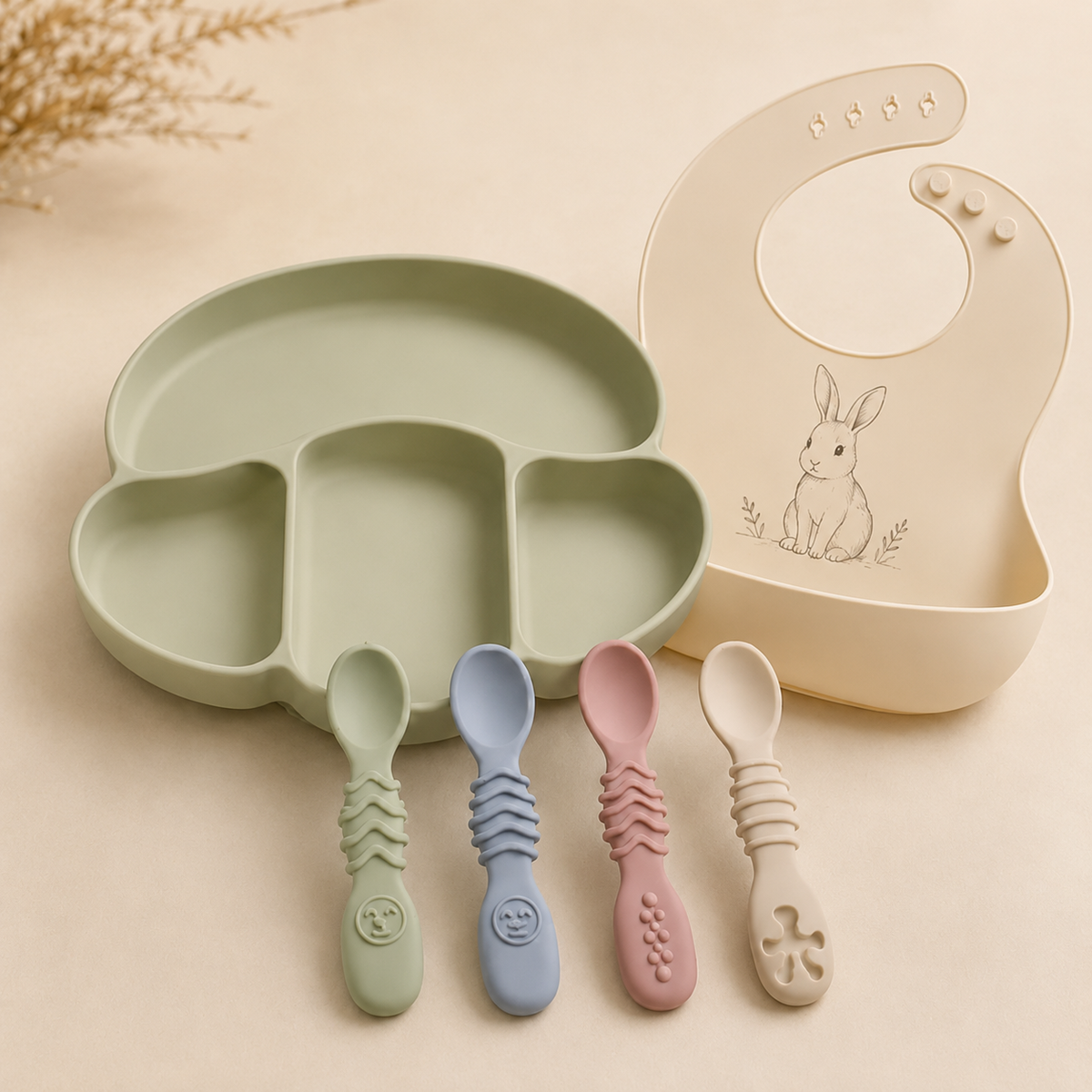 Coffret Premiers repas NOATEO — assiette compartimentée sauge, quatre cuillères d'apprentissage et bavoir silicone motif lapin