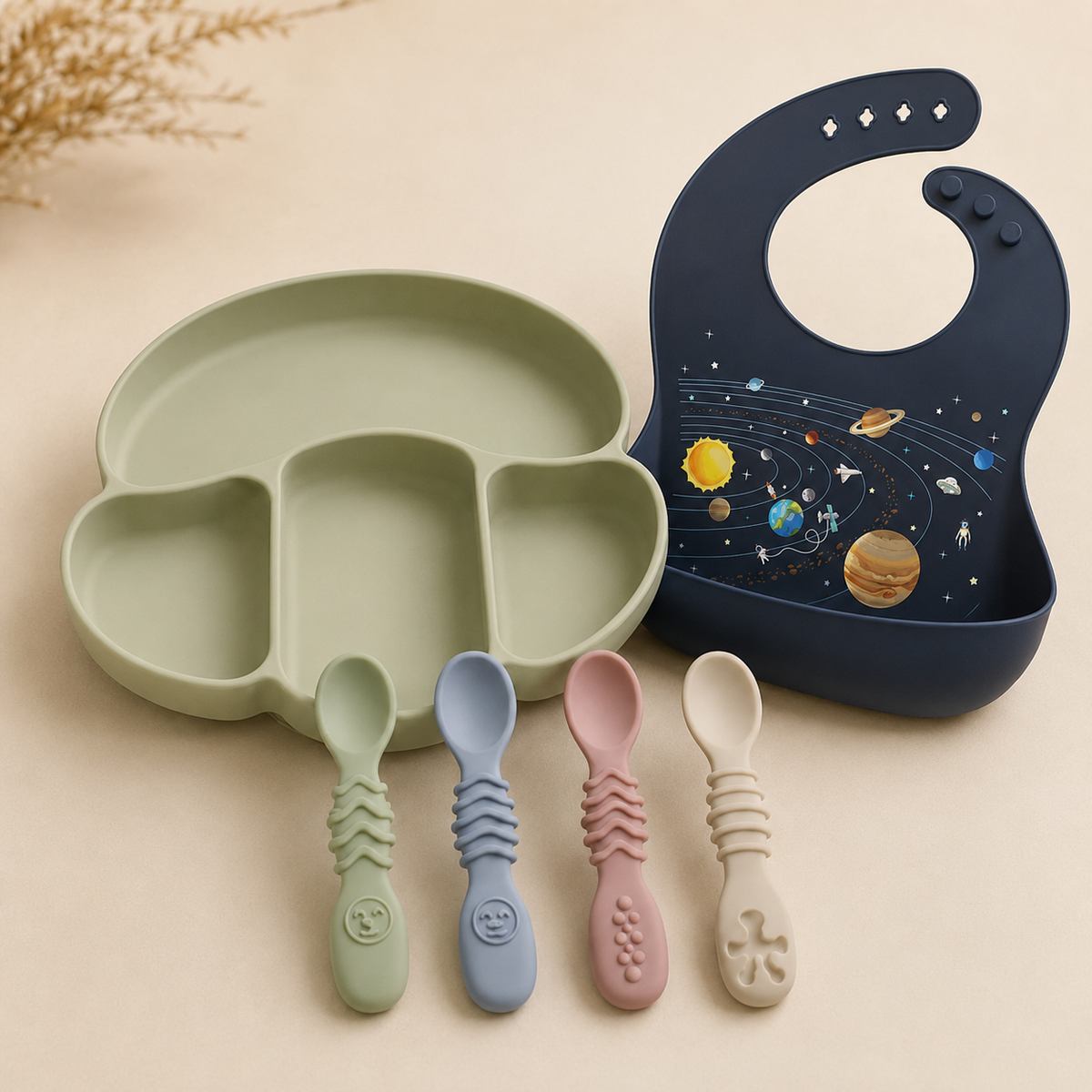 Coffret Premiers repas NOATEO — assiette compartimentée sauge, quatre cuillères et bavoir silicone motif espace