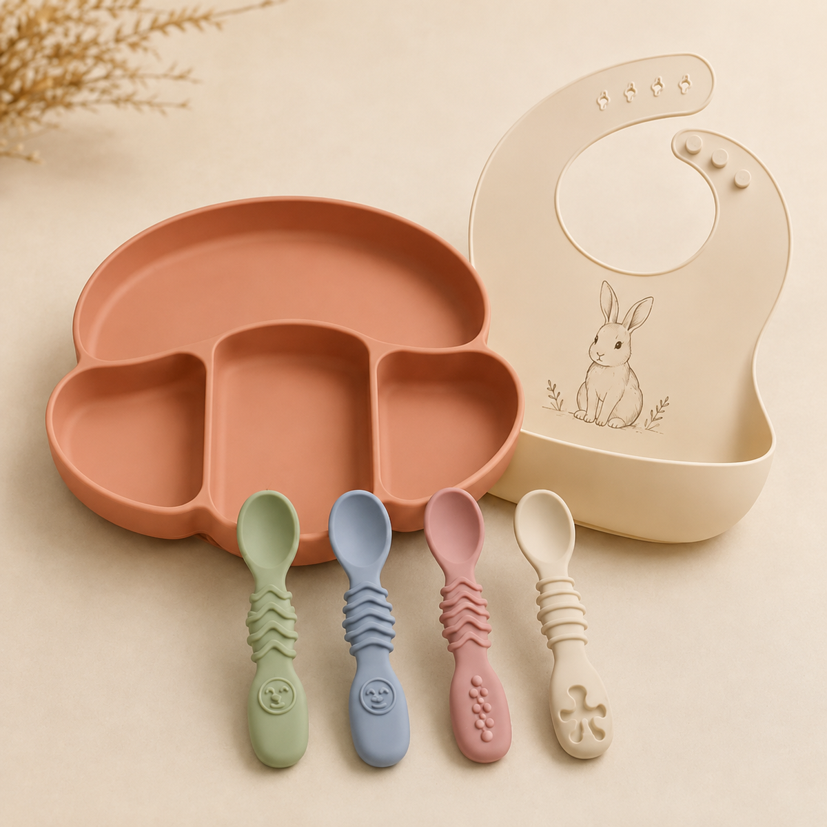 Coffret Premiers repas NOATEO — assiette compartimentée terracotta, quatre cuillères et bavoir silicone motif lapin