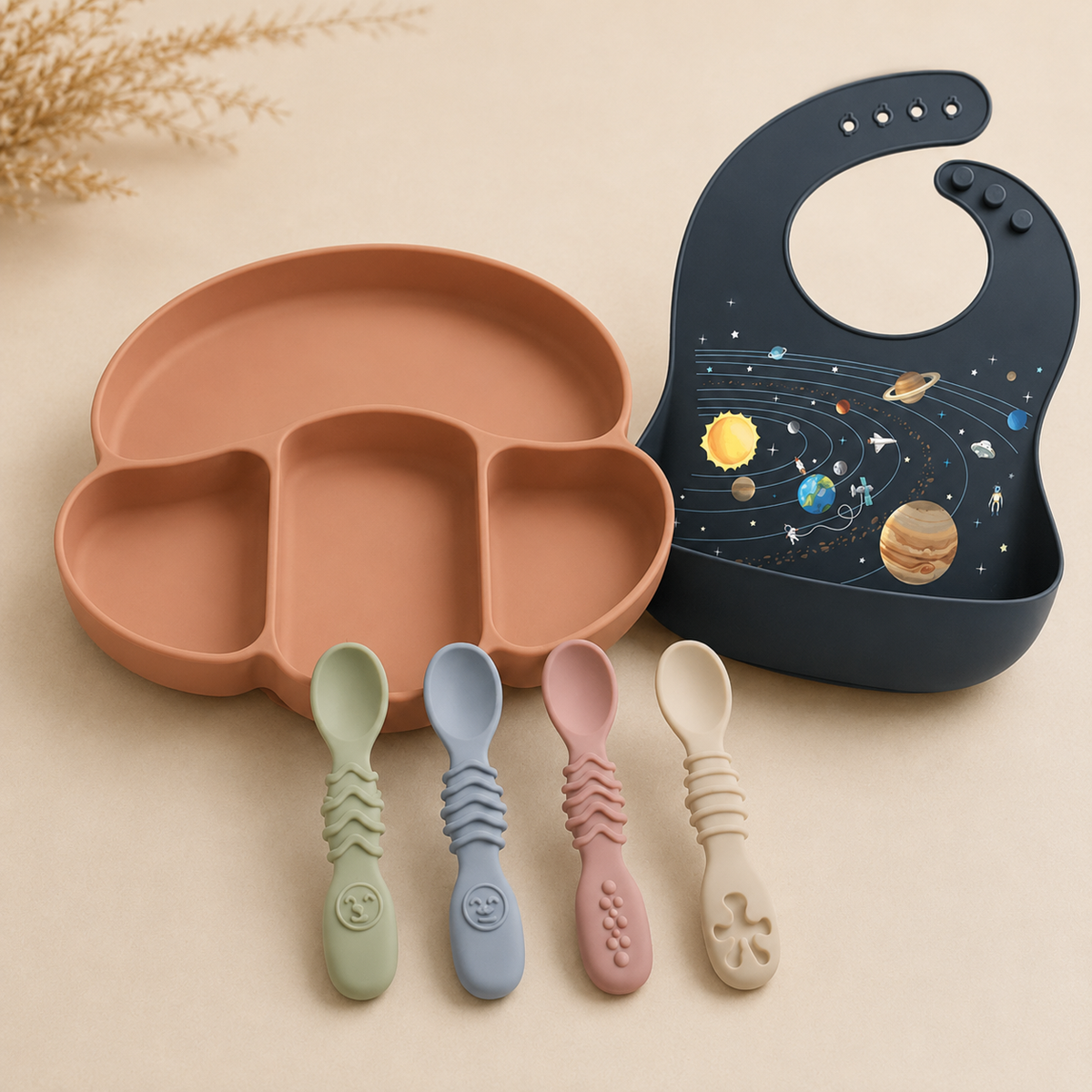 Coffret Premiers repas NOATEO — assiette compartimentée terracotta, quatre cuillères et bavoir silicone motif espace