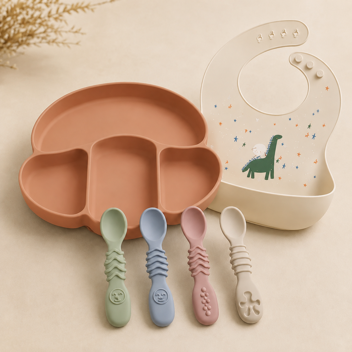 Coffret Premiers repas NOATEO — assiette compartimentée terracotta, quatre cuillères et bavoir silicone motif dinosaures