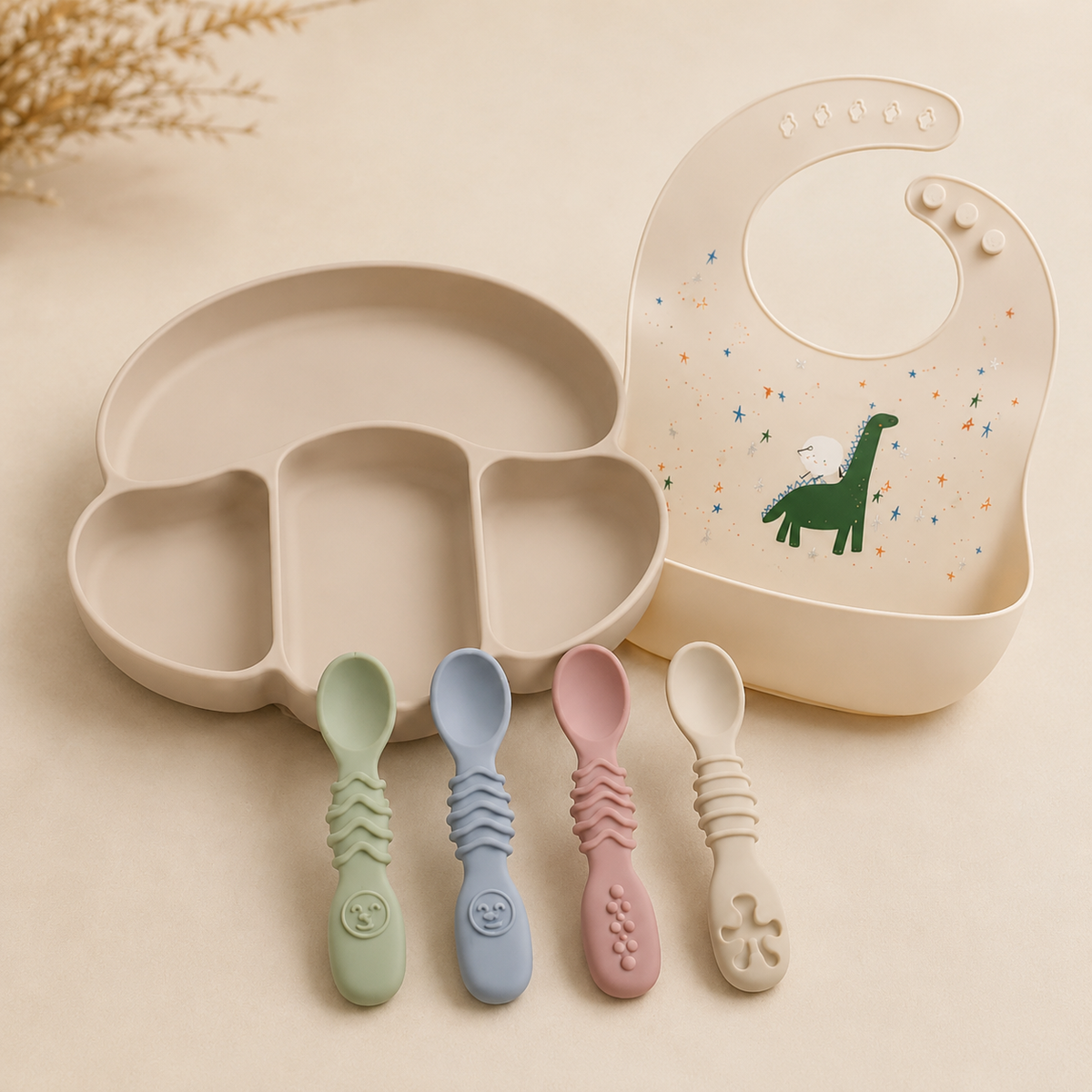 Coffret Premiers repas NOATEO — assiette compartimentée sable, quatre cuillères et bavoir silicone motif dinosaures