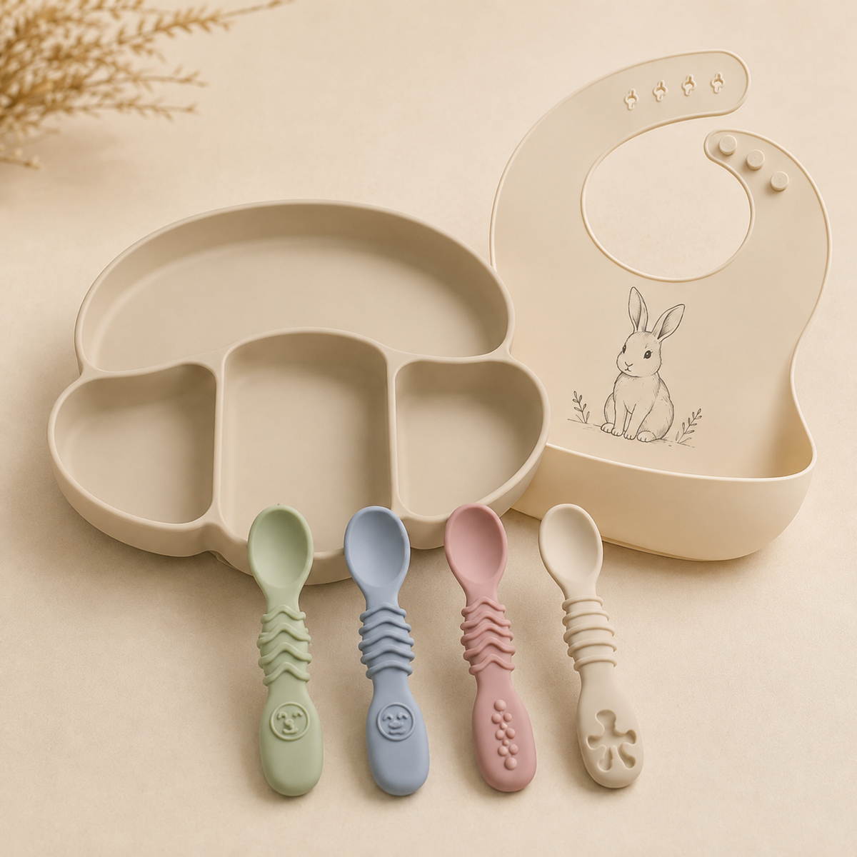 Coffret Premiers repas NOATEO — assiette compartimentée sable, quatre cuillères et bavoir silicone motif lapin