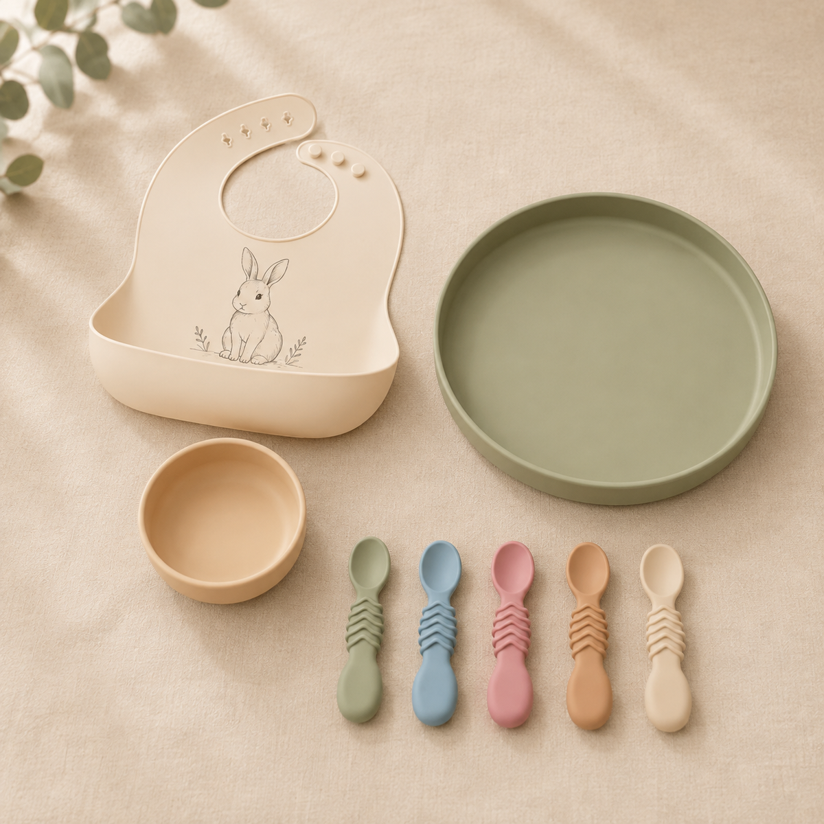 Coffret Repas complet NOATEO — assiette à bords hauts sauge, bol, cinq cuillères et bavoir silicone motif lapin