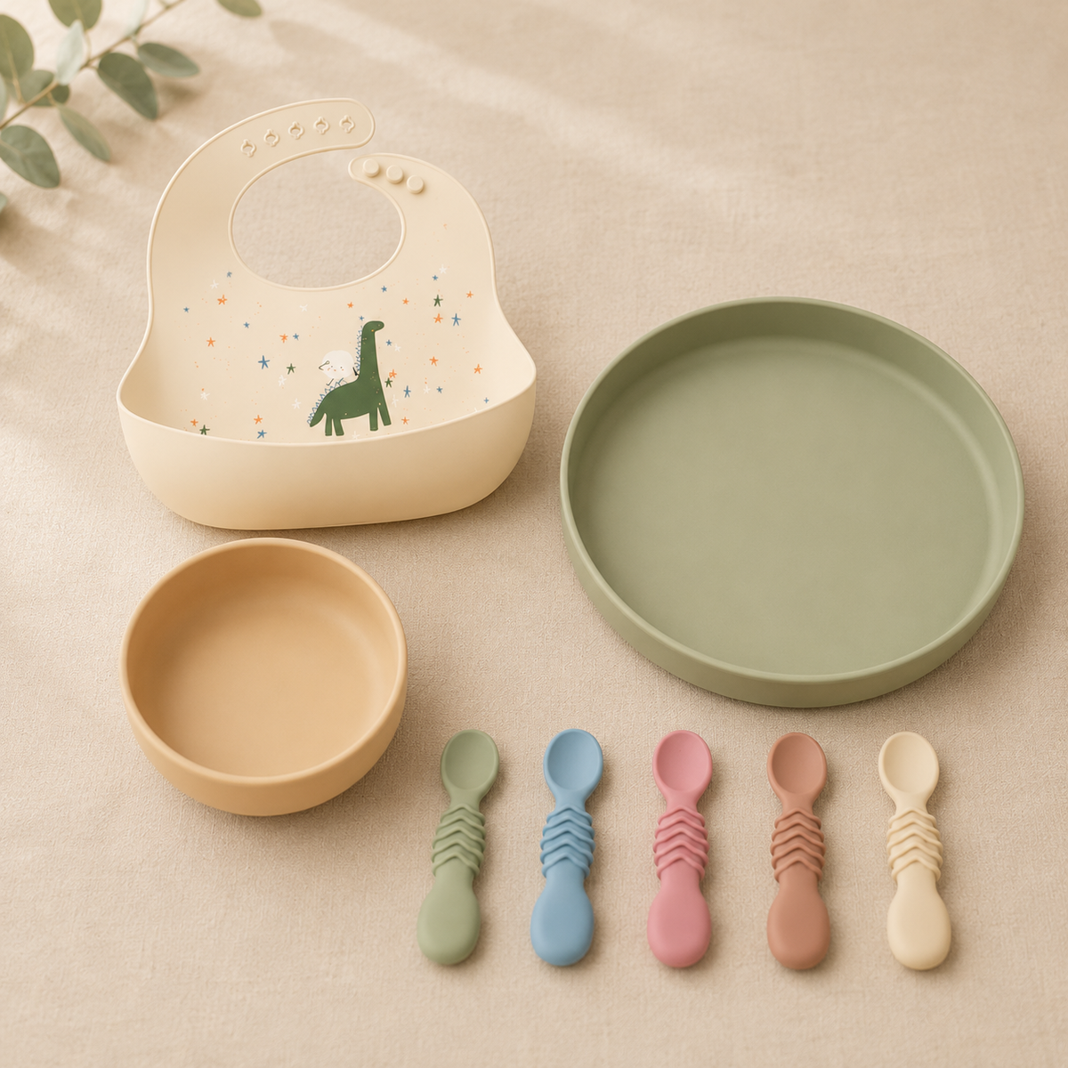 Coffret Repas complet NOATEO — assiette à bords hauts sauge, bol, cinq cuillères et bavoir silicone motif dinosaures