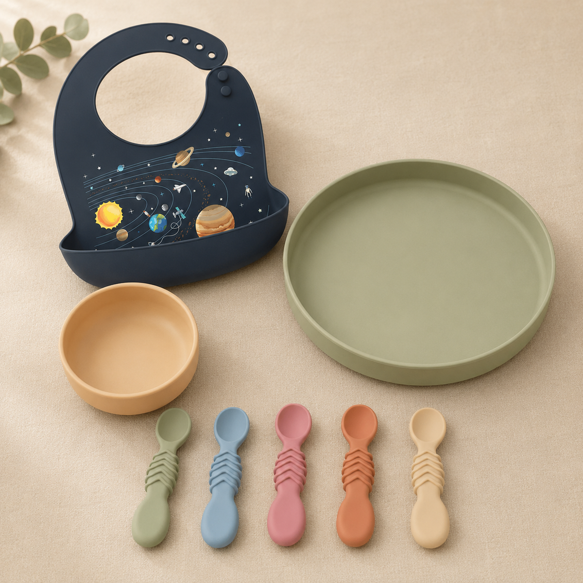 Coffret Repas complet NOATEO — assiette à bords hauts sauge, bol, cinq cuillères et bavoir silicone motif espace