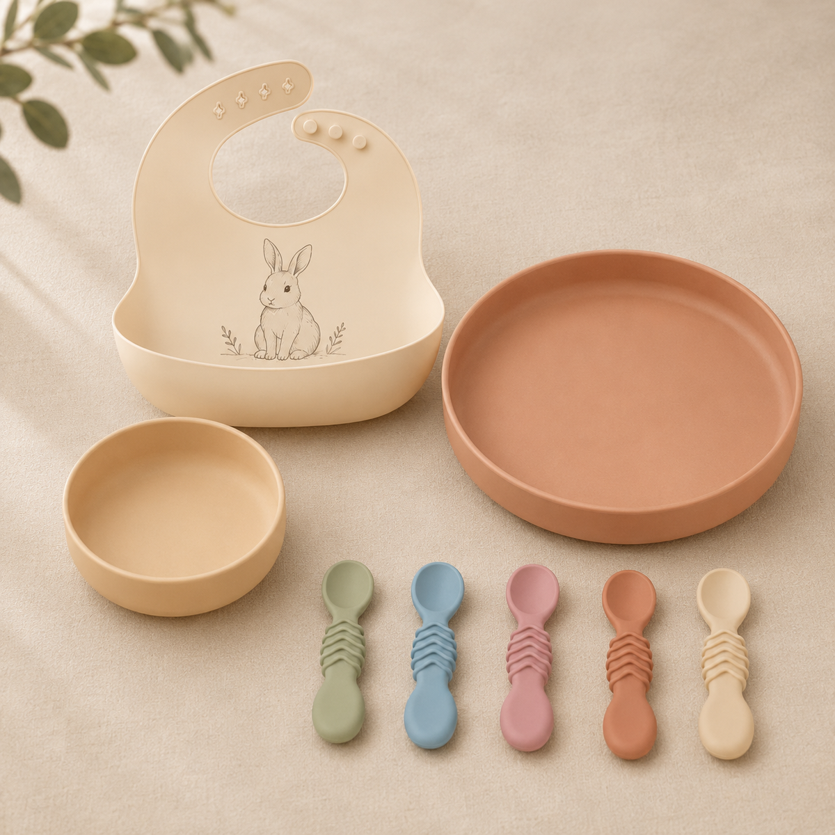 Coffret Repas complet NOATEO — assiette à bords hauts terracotta, bol, cinq cuillères et bavoir silicone motif lapin