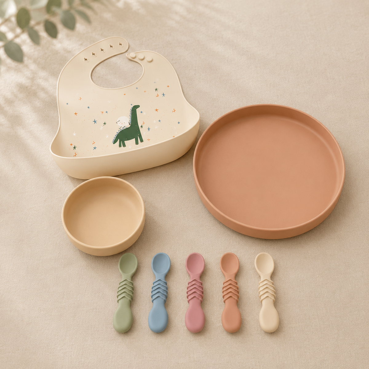 Coffret Repas complet NOATEO — assiette à bords hauts terracotta, bol, cinq cuillères et bavoir silicone motif dinosaures