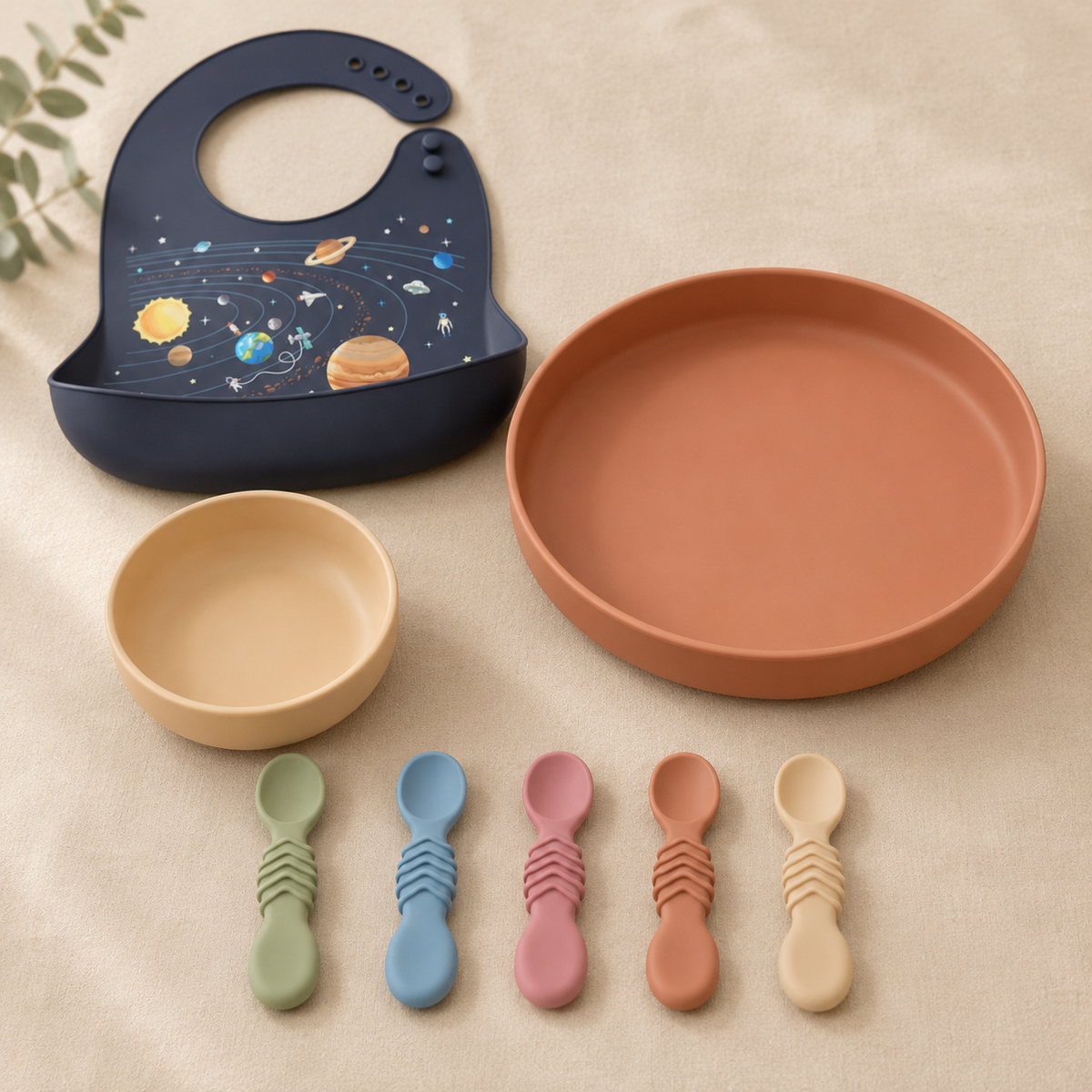 Coffret Repas complet NOATEO — assiette à bords hauts terracotta, bol, cinq cuillères et bavoir silicone motif espace