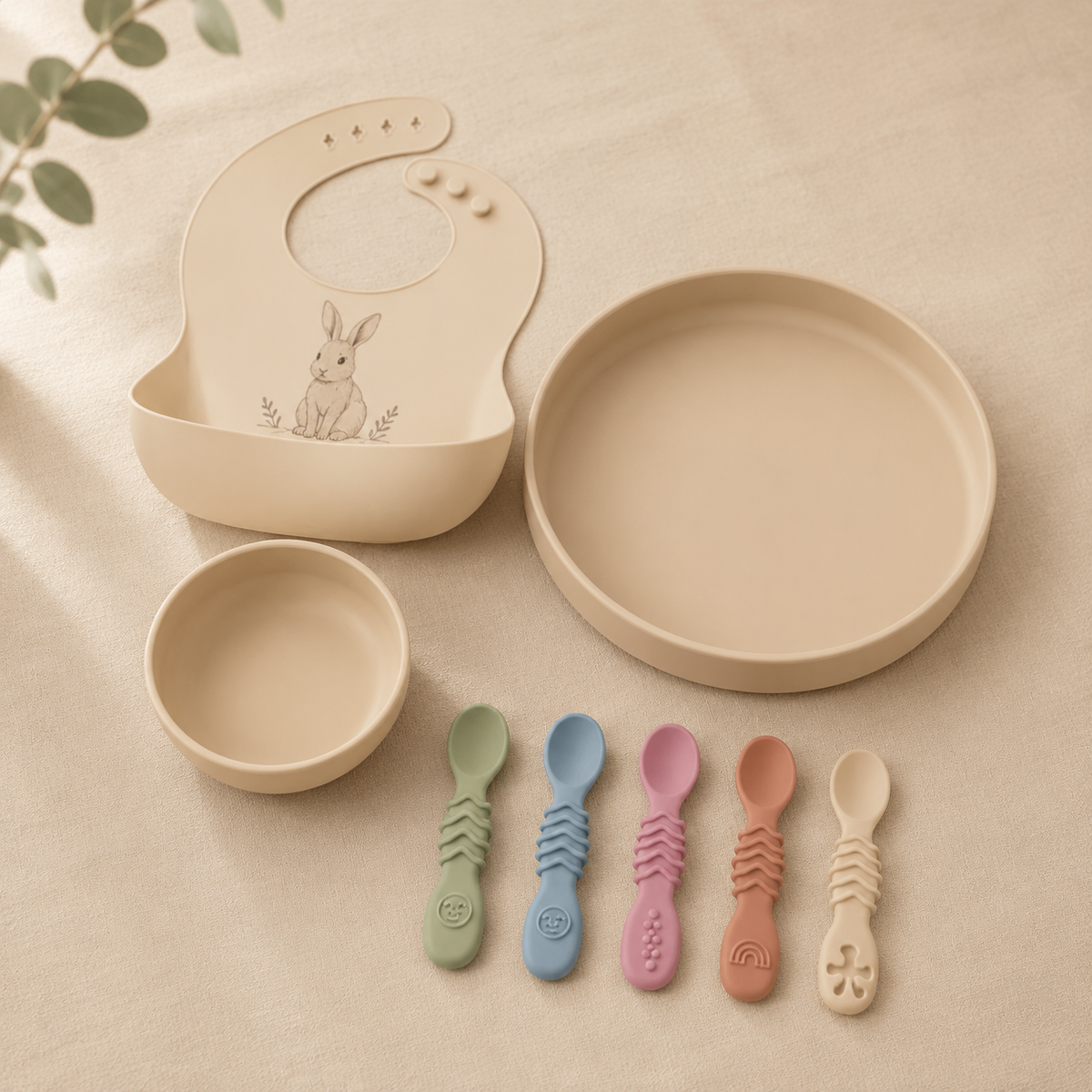 Coffret Repas complet NOATEO — assiette à bords hauts sable, bol, cinq cuillères et bavoir silicone motif lapin