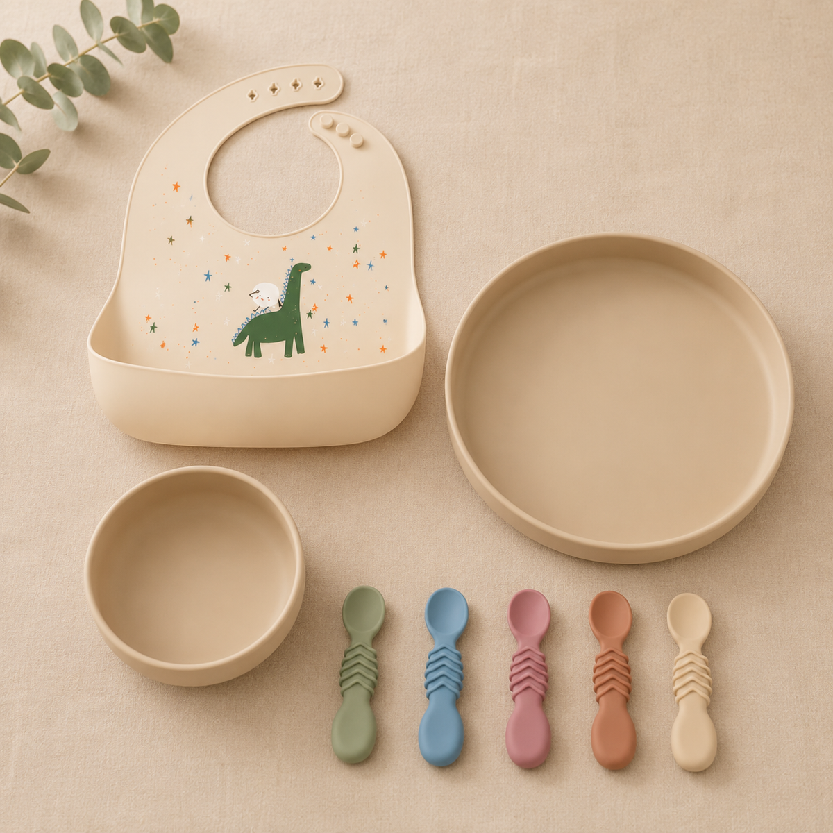 Coffret Repas complet NOATEO — assiette à bords hauts sable, bol, cinq cuillères et bavoir silicone motif dinosaures
