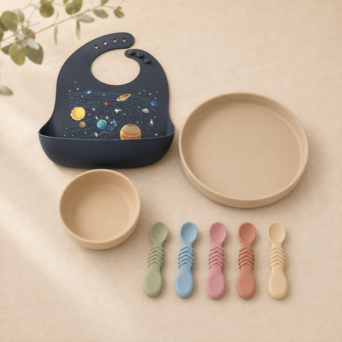 Coffret Repas complet NOATEO — assiette à bords hauts sable, bol, cinq cuillères et bavoir silicone motif espace